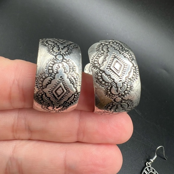 Lot of 4 pair pierced western, southwestern style earrings silver tone - Picture 5 of 16